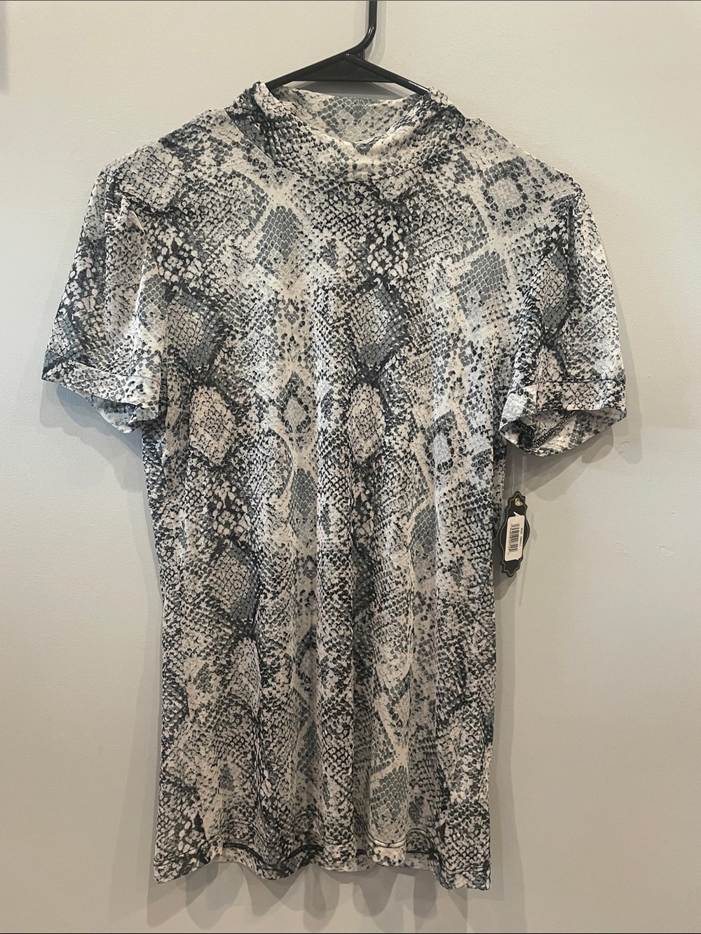 Short Sleeve Snake Print Shirt - White/Gray and black small new